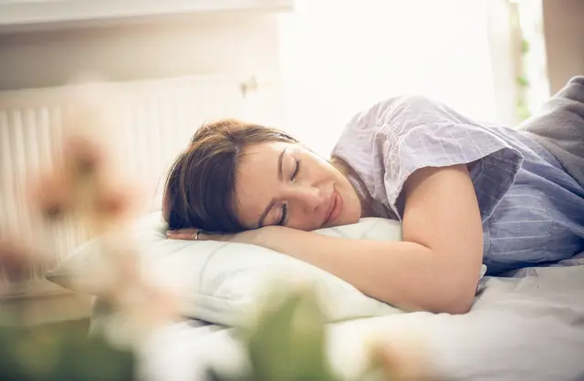 In der Nacht sortiert unser Gehirn die Erlebnisse des Tages. Erholsamer Schlaf ist eine gute Medizin gegen das Vergessen. | Foto: iStock