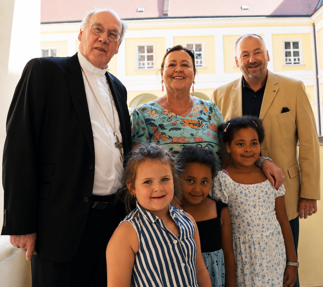 Bischof Alois Schwarz mit dem Ehepaar Alice und Peter Pitzinger (Vorsitzender des Familienverbandes) und drei ihrer Enkel.  | Foto: Wolfgang Zarl