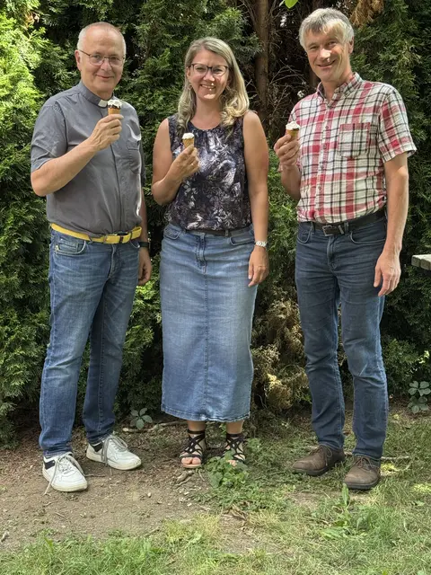 Das Führungsteam im SR Voitsberg –  bestehend aus (v. l.) SR-Leiter Pfarrer Martin M. Trummler, Handlungsbevollmächtigter für Verwaltung Simone Kevric-Frühwirth und Handlungsbevollmächtigtem für Pastoral Martin Rapp – behält auch bei heißen Temperaturen einen „kühlen Kopf“.