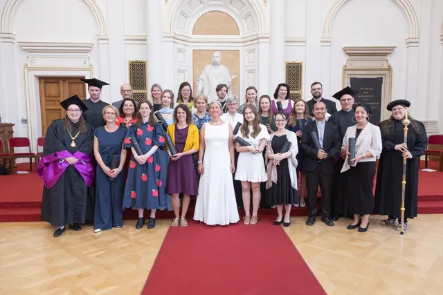 1.	Reihe von links:
Katharina Pyschny (Dekanin), Yvonne Urban-Eppich, Sandra Nierer, Jacqueline Kelemen, Michaela Eichinger, Elisabeth Pöttler, Iris Liebminger, Bayu Edvra Paskalis, Johanna Hildegard Krivograd, Christine Golds (Pedellin)
2.	Reihe von links:
Thomas Gremsl (Forschungsdekan), Isabella Seiger, Lena Zangl, Monika Schachner, Ingrid Enge, Katharina Ferner, Romana Maier, Bernd Hillebrand (Studiendekan)
3.	Reihe von links:
Wilhelm Peschina, Birgit Schmidbauer-Kornthaler, Christine Nilica, Bernhard Christoph Mayrhofer, Sabine Hornbacher, Elisabeth Lienhart, Tivadar Jasura.
 | Foto: Foto Gasser