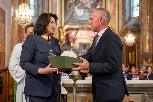 Bei der Feier anlässlich des 30-jährigen Bestehens der katholischen Polizeiseelsorge am 6. Juli im St. Pöltner Dom würdigt Innenminister Gerhard Karner (r.) die katholische Polizeiseelsorge. 
Bundespolizeiseelsorgerin Elisabeth Lienhart (l.) dankt für die Unterstützung und überreicht eine Keramikkugel mit dem Wortlaut des Polizei-Gebets. | Foto: BMI/Makowecz