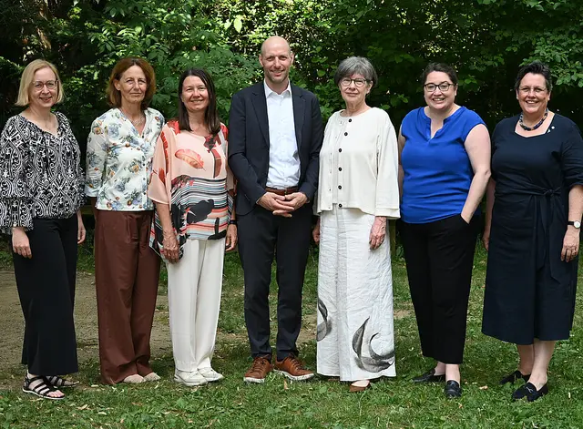 Von links: Renate Wieser, Angelika Magnes (beide PPH Augustinum), Sabine Weisz (PPH Burgenland), Nikolaus Janovsky (KPH Edith Stein), Andrea Seel (PPH Augustinum), Katharina Pyschny (Theologische Fakultät Graz) und Anna Hollwöger (Diözese Graz-Seckau) stehen ein für die Stärkung der Demokratie. | Foto: Mandl/PPH Augustinum