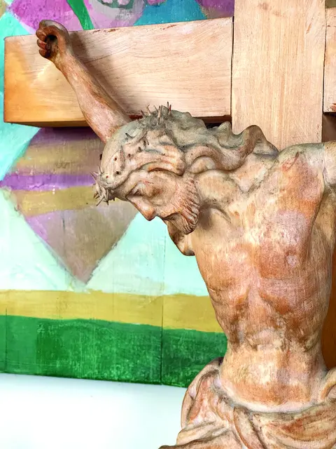 Das Kruzifix für die Osterkreuzkapelle hat eine Frau aus der Nachbarschaft geschnitzt. | Foto: Slouk