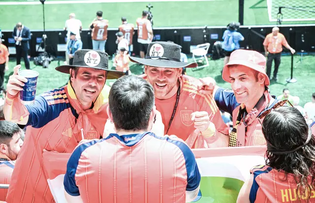 Die spanischen Fans jubeln beim Finale in New York mit der „Furia Roja“ (Spitzname der spanischen Nationalmannschaft) über den Sieg gegen Argentinien. 
 | Foto: Tobias Käufer/KNA