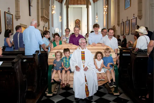Beim Sommerfest der Pfarre Graz-St. Leonhard feierte Pfarrer Hans Schrei (Bildmitte) Abschied. Auf einem „Plauderbankerl“ wurde der Seelsorger aus der Kirche gerollt. | Foto: Meister