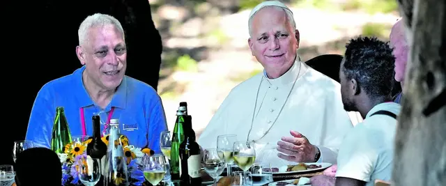 Papst Leo XIV. begrüßte in den Gärten seiner Sommerresidenz Castel Gandolfo rund 200 bedürftige Menschen aus der Diözese Rom zu einem gemeinsamen Mittagessen. | Foto: APA-Images / AP / Andrew Medichini