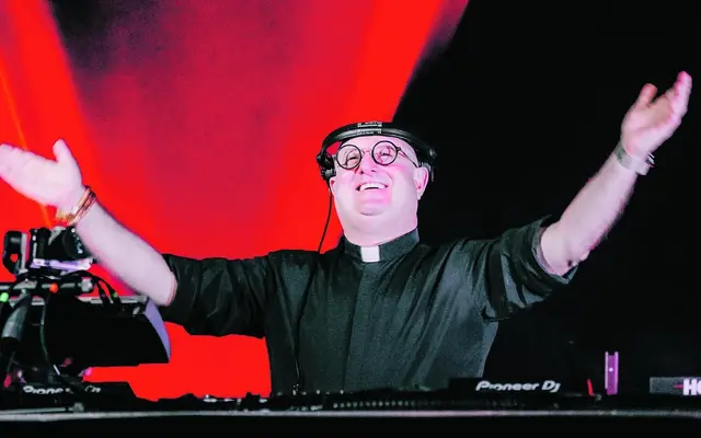 Katholischer Priester und Techno-Musiker. | Foto: BASTIVN_SB