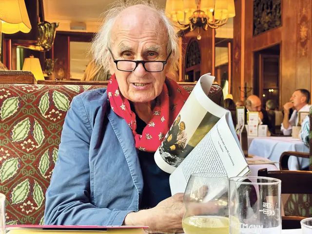 Roland Girtler hat im Kaffeehaus ein zweites Wohnzimmer gefunden.  | Foto: Slouk