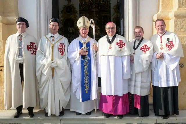 Von links: Bernhard Aichernig, leitender Komtur der Steiermark, Werner Johler, Statthalter von Österreich, Großprior Erzbischof Franz Lackner, Bischof Wilhelm Krautwaschl, Generalvikar Erich Linhardt, Pater Michael Robitschko, Prior der Steiermark und Geistlicher Zeremoniär von Österreich.