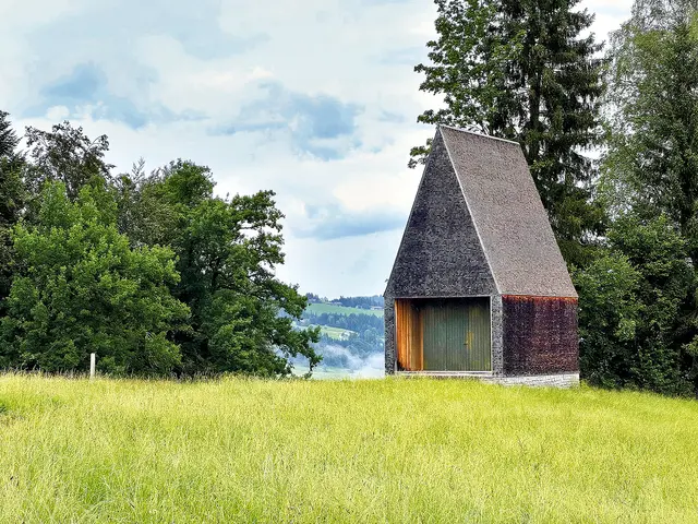 Die Lourdeskapelle Salgenreute in Krumbach in Vorarlberg steht Vorbeikommenden jederzeit offen – zum Gebet, zum Innehalten, für eine stille Zeit mit Gott.