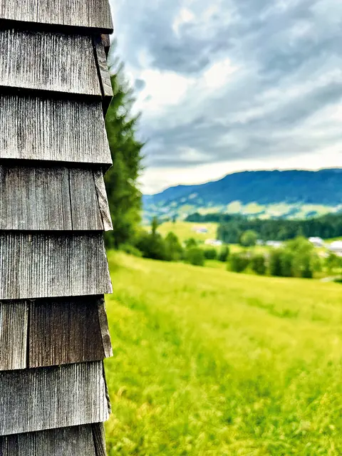 Holzschindeln bilden die Außenhaut der Kapelle in Salgenreute – nach Bregenzerwälder Tradition. 