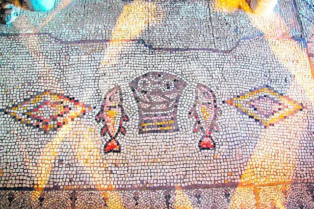 Jesus gibt, was wir wirklich brauchen. Das Bild zeigt ein Mosaik mit Broten und zwei Fischen in der Brotvermehrungskirche in Tabgha (Israel).
 | Foto: Archiv
