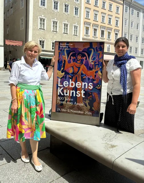 Gertraud Schaller-Pressler und Daniela Felber (v. l.) besuchten die Franziskus-Ausstellung im DomQuartier Salzburg.
 | Foto: Weixler-Unterer 
