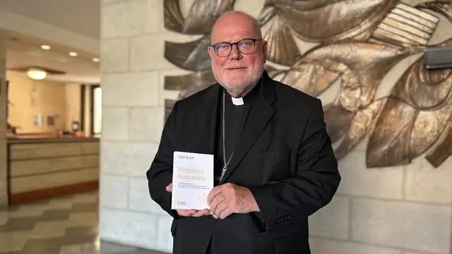 Anlässlich des jüngsten „KI-Ausbruchs“ nahm Kardinal Reinhard Marx, ein anerkannter Sozialethiker, zu aktuellen Fragen zur Künstlichen Intelligenz Stellung und verwies auf die Enzyklika Magnifica humanitas von Papst Leo XIV., die nun auch als Hörbuch verfügbar ist.
 | Foto: Vatican News
