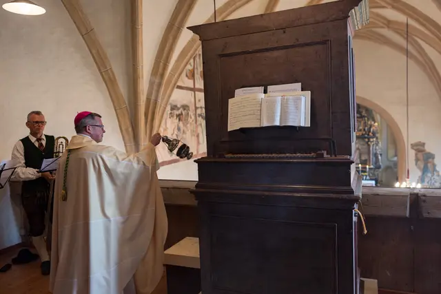 Weihbischof Johannes Freitag segnete Anfang Juli in der Filialkirche St. Ulrich in der Utsch die historische Orgel, die nach aufwendiger Restaurierung nun wieder erklingt. | Foto: Meieregger