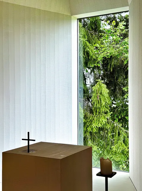  Ein großes Fenster öffnet den Blick in die Umgebung.