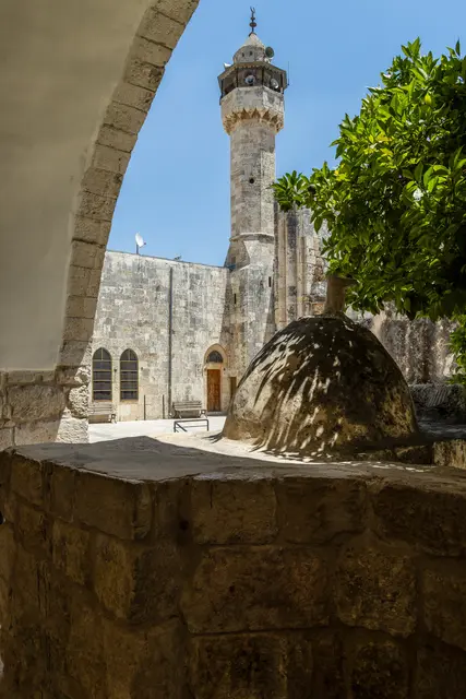 Sebastia, das biblische Samaria, ist seit 24. Juli UNESCO-Weltkulturerbe. Im Bild die Ruinen der über dem Grab von Johannes dem Täufer erbauten Kreuzfahrerkirche. Sie sind heute teilweise in die palästinensische Nabi-Yahya-Moschee integriert. | Foto: KNA
