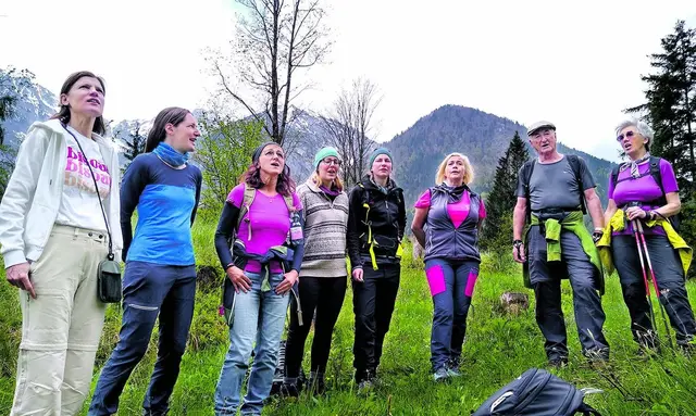 Jodeln kann unterschiedlich klingen – von lustig bis andächtig. Auf jeden Fall braucht es dafür Mut und am besten Natur. Die Stimmung des Gesangs überträgt sich auf die ganze Gruppe. | Foto: Sabina Haslinger