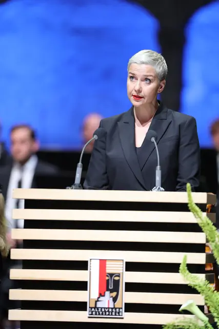 Die weißrussische Künstlerin Maria Kalesnikava bei der Eröffnungsrede der Salzburger Festspiele 2026.
 | Foto: Land Salzburg / Franz Neumayr Copyright: www.salzburg.gv.at/kommunikation/bilder/pressefotos-agb