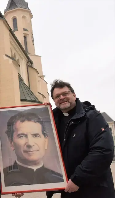 Pater Siegi Kettner mit Don Bosco-Bild | Foto: Wolfgang Zarl