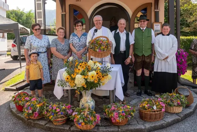 Kräuterbüschel werden auch in der Pfarre Hönigsberg gesegnet. Im Bild Pfarrmitglieder und die bei der Messe in der Steindlkapelle gesegneten Körbe voller Büscherl. | Foto: privat (2025)