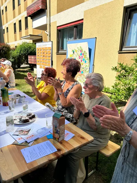 Gute Stimmung beim ersten Nachbarschaftsfrühstück in Trofaiach. Im Hintergrund der VIVA-Wunschbaum, auf den die BesucherInnen ihre Wünsche für ein gutes Zusammen-leben in der Gemeinde notieren konnten. | Foto: VIVA