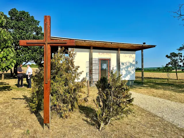 Im Mai 2026 wurde die Jakobuskapelle von Unbekannten schwer beschädigt. Helmut Gager und Johanna Steinmetz reparierten alles, was zerstört war. Am 30. Juli wurde die Kapelle wieder gesegnet. | Foto: Monika Slouk