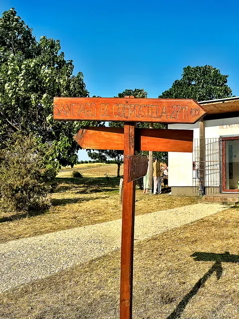 „Santiago de Compostela 2711 km“ steht auf dem Wegweiser vor der Kapelle in Deutschkreutz. | Foto: Monika Slouk