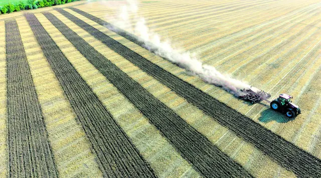 Die anhaltende Trockenheit, Hitze und Dürre setzen der Landwirtschaft in Österreich weiter zu. Die Böden sind vielerorts hart und trocken. Auf dem Bild: Ein Traktor beim Auflockern des Bodens im Marchfeld nach der Getreideernte am 3. August.
 | Foto: APA/Harald Schneider