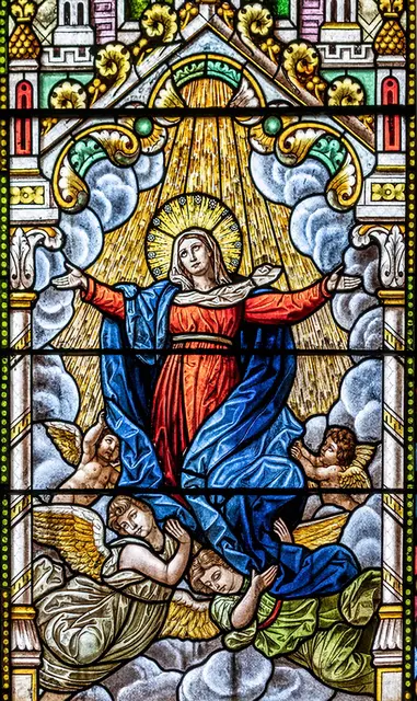 Mariä Aufnahme in den Himmel. Glasfenster in der Wiener Votivkirche. | Foto: Foto: Stephan Schönlaub/Erzdiözese Wien