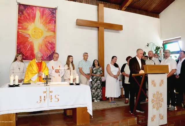 In „seiner“ Kirche in Pichling, für deren Bau er sich als Kaplan einsetzte, feierte em. Pfarrer Ferdinand Sattler kürzlich Gottesdienst.  | Foto: Koren