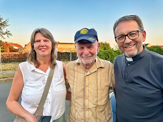 Helmut Gager (Mitte) mit seiner Frau Johanna Steinmetz (l.) und Pater Maximilian Krenn (r.). | Foto: Monika Slouk