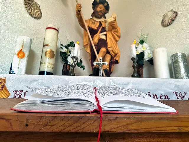 In das Fürbitt- und Dankbuch haben sich schon viele eingetragen. | Foto: Monika Slouk