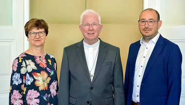 Martin Seidler (r.) folgt Lucia Greiner (l.) in der Leitung des Seelsorgeamtes der Erzdiözese Salzburg nach. Zuvor war er Büroleiter bei Erzbischof Franz Lackner (Mitte). | Foto: eds/Naghshi