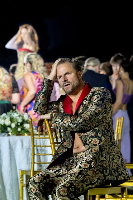 Philipp Hochmair (52) studierte Schauspiel am Max-Reinhardt-Seminar in Wien. Er ist seit 2024 als „Jedermann“ bei den Salzburger Festspielen zu sehen. Die Beschäftigung mit Sterben und Vergänglichkeit war für ihn von Jugend auf nicht belastend sondern faszinierend. | Foto: SF/Rittershaus