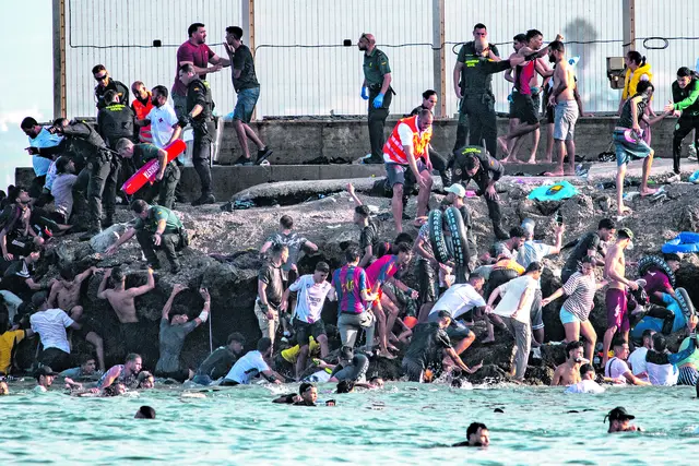 Über den Seeweg waren die meisten Migranten am 30. Juli von Marokko nach Ceuta gekommen. | Foto: APA-Images/AP/Antonio Sempere