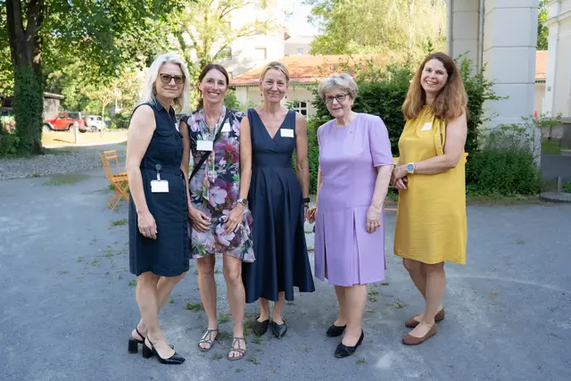 Das aktuelle Team der Kontaktstelle Anonyme Geburt – Babyklappe mit Wegbereiterin Waltraud Klasnic. 
V. l.: Gabriele Oberhumer, Verena Reis und Ulla Pongratz-Elsnig mit Waltraud Klasnic und Eva Hysa, die die Abteilung Kinder, Jugend &amp; Familien-arbeit leitet. | Foto: Caritas