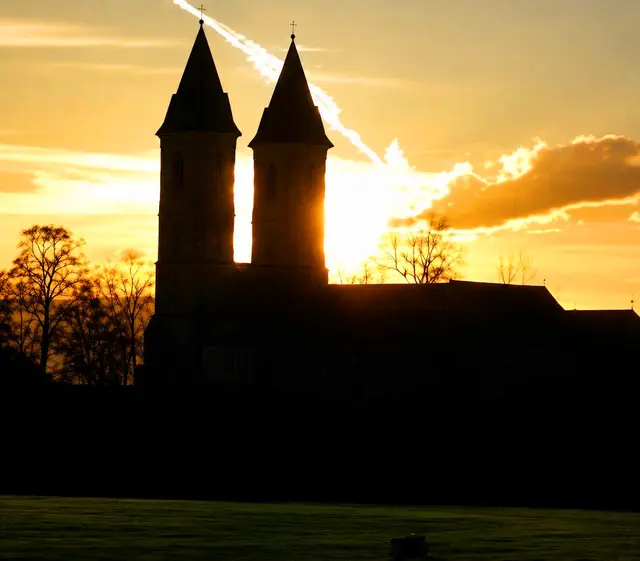 Bild: die Amstettner Herz Jesu-Kirche. Seit der frühen Christenheit ist die aufgehende Sonne ein Symbol für den auferstandenen Christus.  | Foto: Wolfgang Zarl