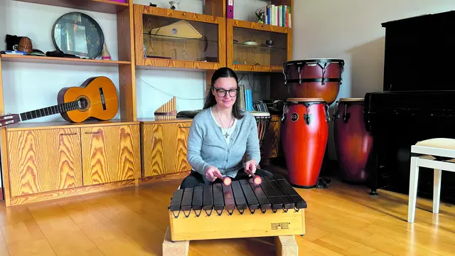 Sr. Katharina Fuchs arbeitet mit verschiedenen Instrumenten, u.a. mit Balafon (Foto), Gitarre und Kantele.  | Foto: ÖOK