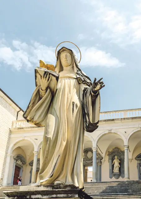 Heiligenstatuen faszinieren und distanzieren. Die heilige Scholastika, Schwester des heiligen Benedikt von Nursia, erscheint hier in der Benediktinerabtei Montecassino in Italien kompetent, aber unnahbar. | Foto: AdobeStock/wjarek