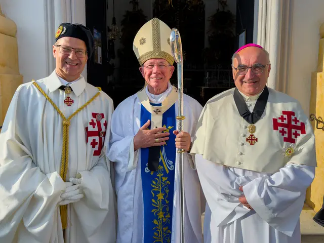 V.li.: Werner Johler (Statthalter des Ritterordens in Österreich), Erzbischof Franz Lackner (Großprior des Ritterordens), Diözesanbischof Wilhelm Krautwaschl. | Foto: Franz Josef Rupprecht