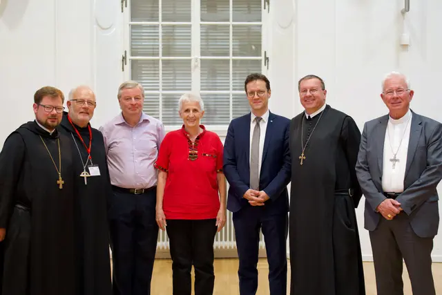 Der auf den Salzburger Hochschulwochen mit dem „Theologischen Preis“ ausgezeichneten Ordensfrau und Theologin Martha Zechmeister (l.) gratulierten auch (v. r.) Erzbischof Franz Lackner, Abt Johannes Perkmann und der Wissenschaftliche Leiter der Hochschulwochen, Martin Dürnberger.  | Foto: SHW