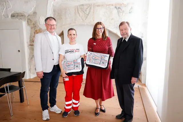 Gemeinsame Sache. „‚Aus Liebe zum Menschen‘ ist ja auch unser Leitspruch“, sagte Generalvikar Erich Linhardt (r.) beim Gespräch mit Silke Jungbauer (2. v. r.) und Nina Just (2. v. l.) vom Roten Kreuz Steiermark. Martin Halmer (l.), Ökonom der Diözese Graz-Seckau, unterstützt die Idee, Gebäude der Diözese für mobile Blutspende-Aktionen zur Verfügung zu stellen. Die vier GesprächspartnerInnen trafen sich im Freskenraum im Bischöflichen Ordinariat, um die Blutspende-Aktion am 25. August in Graz und weitere zu planen. | Foto: Neuhold