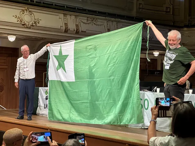 Grünweiß. In den Farben der Steiermark leuchtet die Esperanto-Fahne. Anfang August war Graz Gastgeberin für den 
111. Esperanto-Weltkongress. Das Tourismusbüro der Stadt legte eigens „goldene“ Graz-Broschüren in Esperanto für die Kongressteilnehmenden auf.  | Foto: Kampl (3)