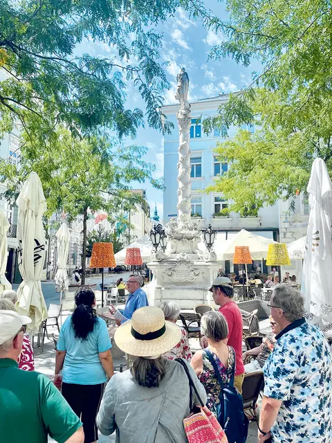 Josef Neuhold mit der Gruppe vor der Mariensäule am Herrenplatz in St. Pölten. | Foto: zVg