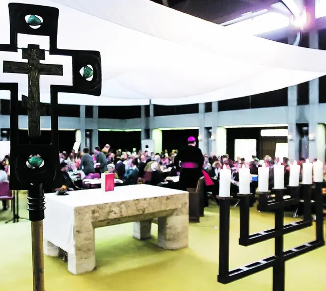 Kreuz und Menorah (Siebenarmiger Leuchter) im Altarraum einer katholischen Kirche als Sinnbild dafür, dass der „Alte Bund“ mit dem Volk Israel nicht aufgekündigt ist und weiter seine Gültigkeit hat. | Foto: kathbild.at / Franz Josef Rupprecht