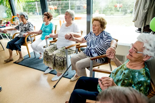 Demenzsensible Gottesdienste in Senioren- und Pflegewohnhäusern sind Teil des vielfältigen Programms der demenz-freundlichen Wochen.   | Foto: CasarsaGuru/iStock