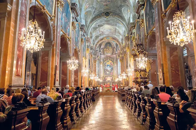 Blick in den vollbesetzten Dom beim bischöflichen Hochamt. | Foto: Diözese St. Pölten