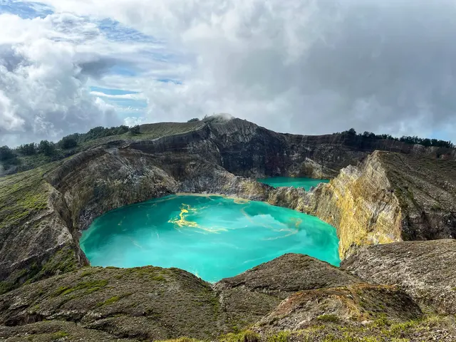 Auch für spektakuläre Vulkane wie den 1639 Meter hohen Kelimutu mit seinen farbwechselnden Kraterseen (Bild) ist die indonesische Insel Flores bekannt. Umfassende Geothermie-Projekte bringen Mensch und Natur dort zusehends in Gefahr. Der Erdwärmekraftwerksausbau lässt weitere schwerwiegende Auswirkungen auf Landwirtschaft, Wasserversorgung und traditionelle Landrechte befürchten. | Foto: Luke Triton/wmc