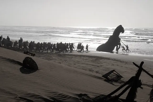 Das legendäre „Trojanische Pferd“ ermöglicht den Griechen die Eroberung der mächtigen Stadt Troja. Für Odysseus, der diese List ersonnen hat, beginnt damit jedoch eine lange leidvolle Reise. | Foto: Universal Pictures